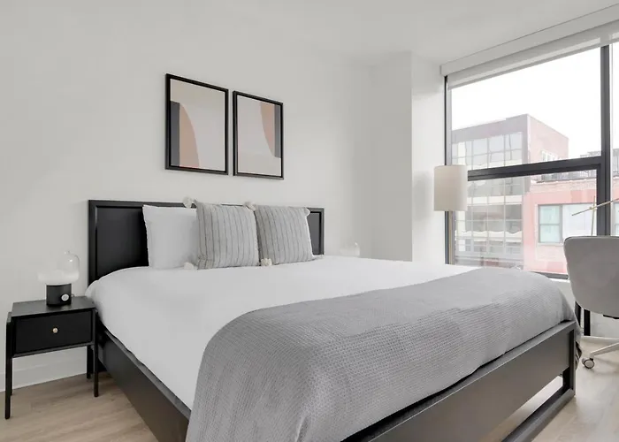 W Loop W Gym Pool In Heart Of Greektown Chi-539 *
