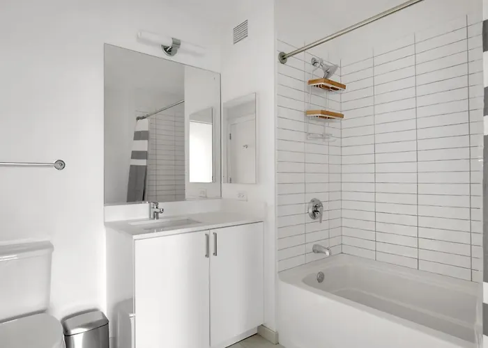 W Loop W Gym Pool In Heart Of Greektown Chi-539
